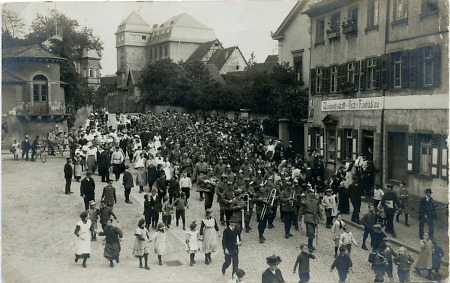 Kompanie des Leibgarde-Regiments 115 beim Marschieren in Bensheim, 1916