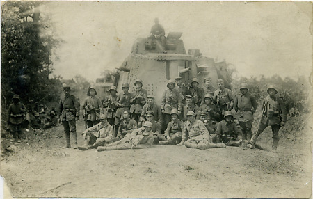 Deutsche Soldaten mit einem Tank in Frankreich, März-August 1918