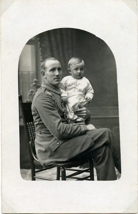 Unteroffizier aus Bensheim mit seinem Kind, 1916