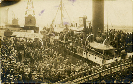 Ankunft eines Kriegsgefangenentransportes aus England in Emden, 17. Oktober 1919