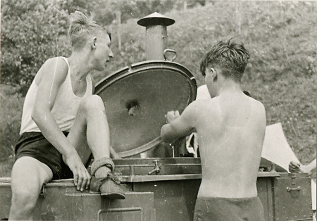 Zwei Hitlerjungen vor einer Gulaschkanone, 1935?
