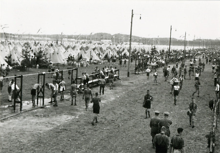 Bei einem Zeltlager der Hitlerjugend, um 1935