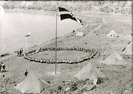 Gruppenspiele bei einem HJ-Zeltlager, um 1935