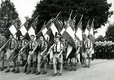 Aufmarsch der HJ bei einem Zeltlager in Bensheim, 1935