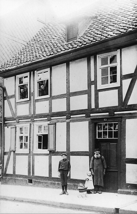 Eschweger Schustermeister mit Enkelkinderen vor dem Haus, um 1910