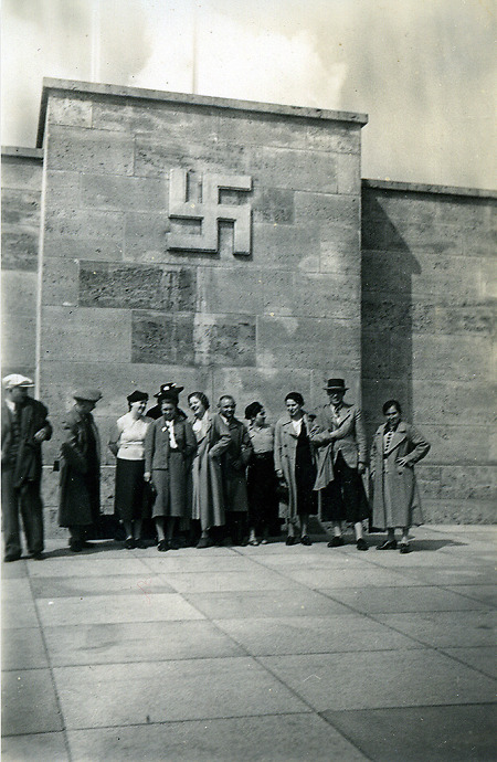 Personengruppe aus Eschwege auf dem Nürnberger Reichsparteitagsgelände, um 1938