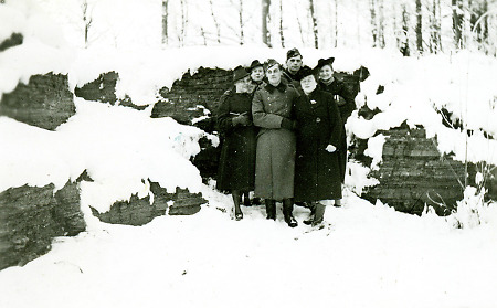 Soldaten mit jungen Frauen aus Eschwege im Kriegswinter, 1941-1942