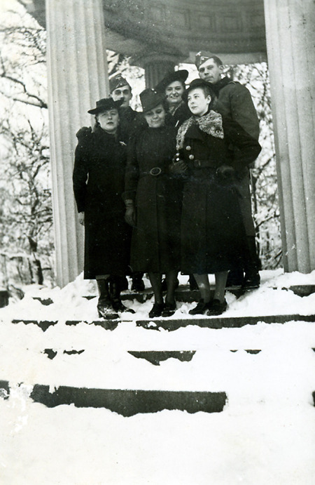 Soldaten mit jungen Frauen aus Eschwege, Winter 1941-1942