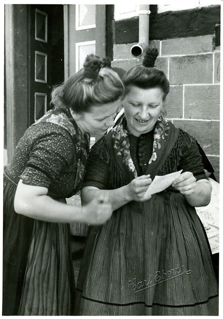 Zwei Frauen aus Steina beim Betrachten eines Fotos (?), um 1938