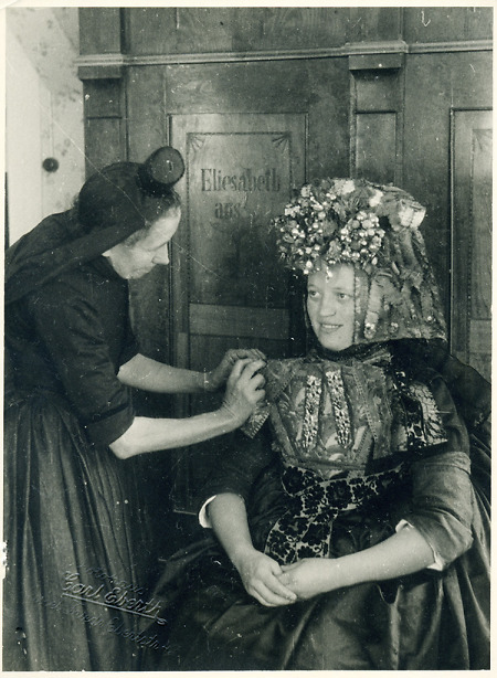 Eine Braut aus Steina wird in Schwälmer Tracht gekleidet, um 1938