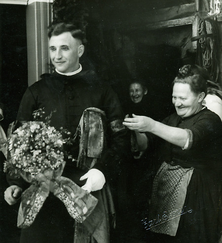 Ein Bräutigam aus Steina in Schwälmer Tracht beim Verlassen des Hofes, 1938