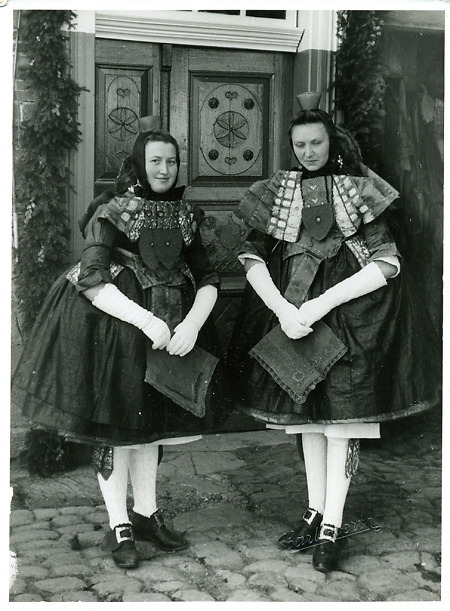 Die Brautjungfern einer Schwälmer Hochzeit in Steina, 1938