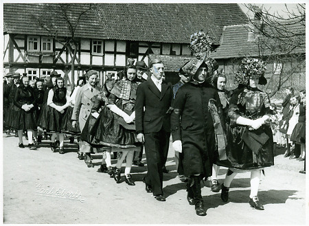 Das Brautpaar und der Hochzeitszug in Nausis beim Gang zur Kirche, 1938