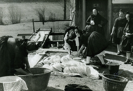 Frauen in Nausis beim Aufwaschen des Hochzeitsgeschirrs, um 1938