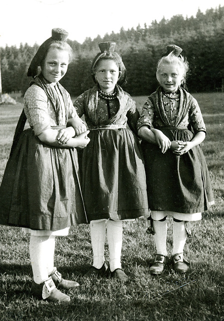 Drei Mädchen aus Steina in Schwälmer Tracht, um 1936