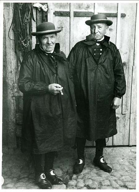 Zwei ältere Männer in Schwälmer Tracht als Hochzeitsgäste in Steina, um 1938