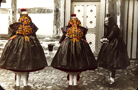 „Gebretterte“ Frauen in Schwälmer Tracht, um 1930