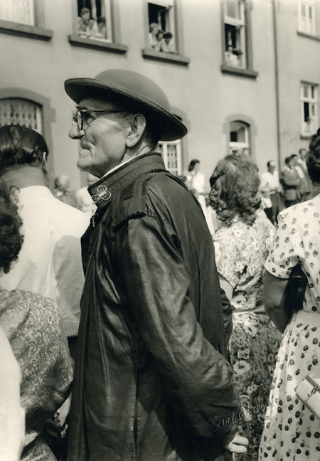 Älterer Mann aus der Schwalm bei einer Veranstaltung, späte 1950er Jahre