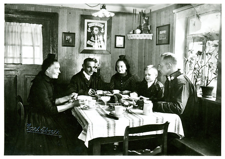 Familie aus der Schwalm beim Essen in ihrer Stube (?), um 1938