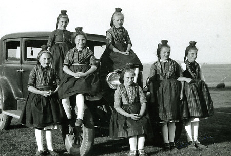 Mädchengruppe in Schwälmer Tracht, um 1930