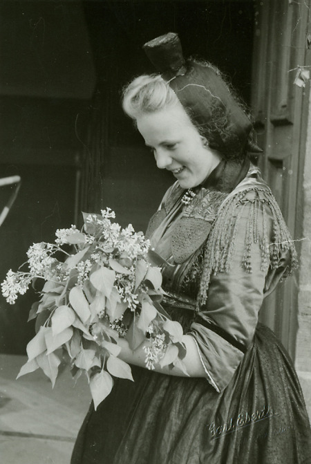 Junge Frau in Schwälmer Tracht, um 1950