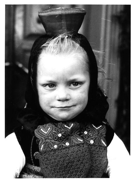 Porträt eines Mädchens in Schwälmer Tracht, um 1938