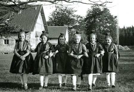 Mädchengruppe in der Schwalm, um 1939