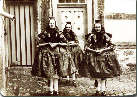 Mutter mit ihren Töchtern in Schwälmer Tracht, um 1920