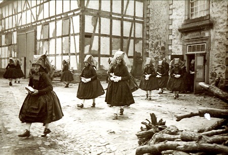 Frauen in der Schwalm nach dem Gottesdienst in Röllshausen, um 1915