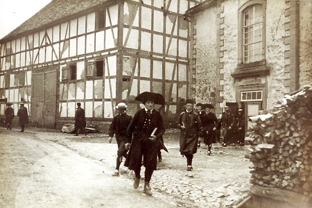Männer in der Schwalm beim Verlassen der Kirche nach dem Gottesdienst, um 1920