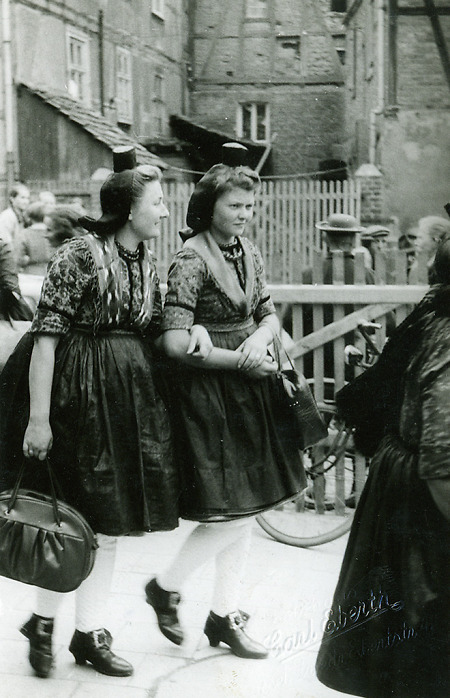Schwälmerinnen beim Besuch in der Stadt, um 1950