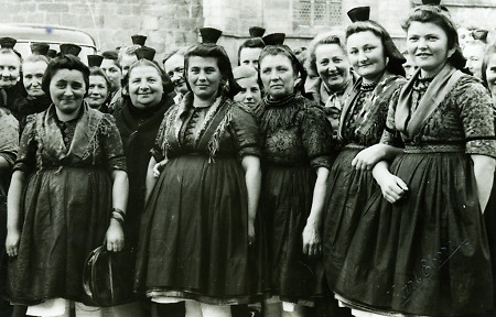 Reisegruppe von Frauen aus Röllshausen in Waldkappel, um 1955
