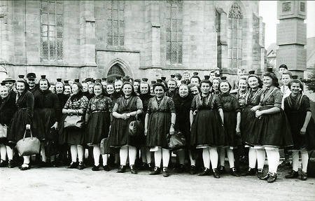 Reisegruppe mit Frauen aus Röllshausen in Waldkappel, um 1955