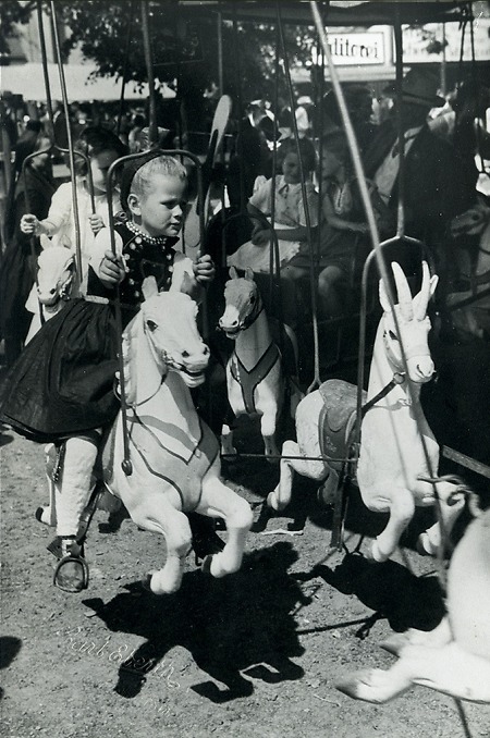 Mädchen in Schwälmer Tracht auf einem Karussell, um 1955