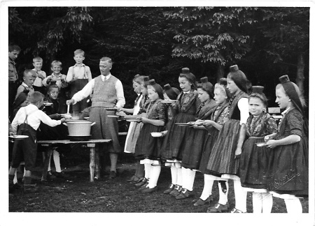 Schwälmer Schulklasse während einer Essensausgabe, 1933-1945