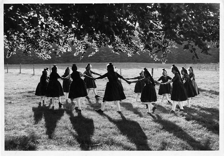 Mädchengruppe beim Ringelreihen in Schwälmer Tracht, 1930er Jahre?