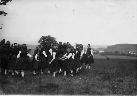 Mädchen in Schwälmer Tracht beim Ringelreihen, 1930er Jahre