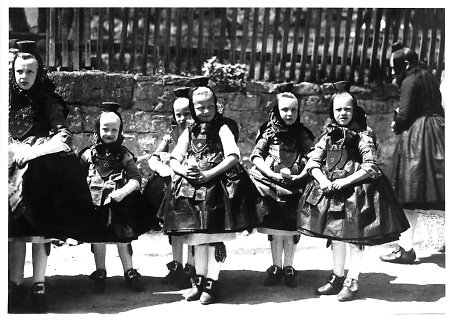 Schwälmer Mädchen in Festtagstracht, 1930er Jahre