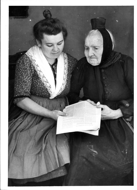 Großmutter in Schwälmer Tracht, vermutlich mit ihrer Enkelin, 1940er Jahre