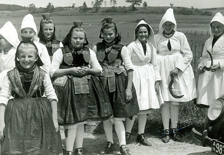 Mädchengruppe in Schwälmer Tracht, 1946-1956