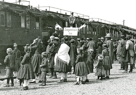 Ankunft des ersten Zuges am neuen Bahnhof Ziegenhain-Süd, 1904
