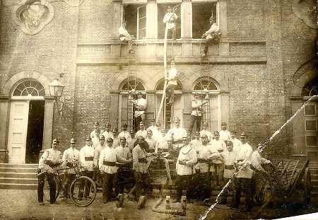 Die Feuerwehr in Ziegenhain bei einer Übung vor der Schule, 1896