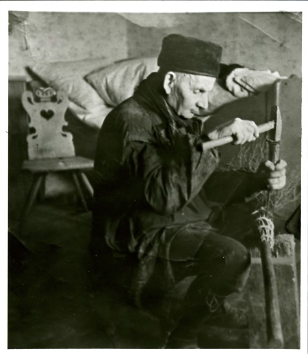 Mann beim Herstellen eines Reisigbesens in der Schwalm, 1920-1929