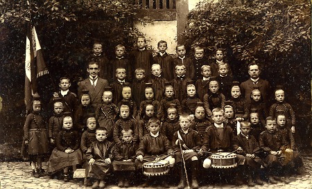 Schulklasse in Obergrenzebach, um 1900