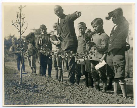 Schulkinder aus Cyriaxweimar mit ihrem Lehrer im neuen Schulgarten auf Stiftungsgut Neuhöfe, um 1935