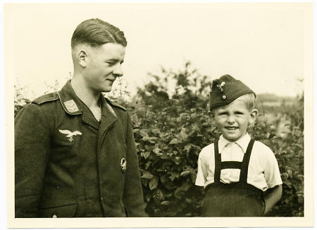 Soldat mit Jungen, Neuhöfe, 1944