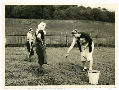 Zwei Zwangsarbeiterinnen erhalten Anweisungen, Neuhöfe, um 1943
