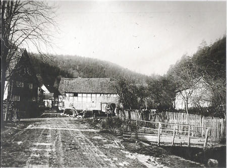 Dorfstraße Richtung Vöhl und Holzstege über den Aselbach, 1910