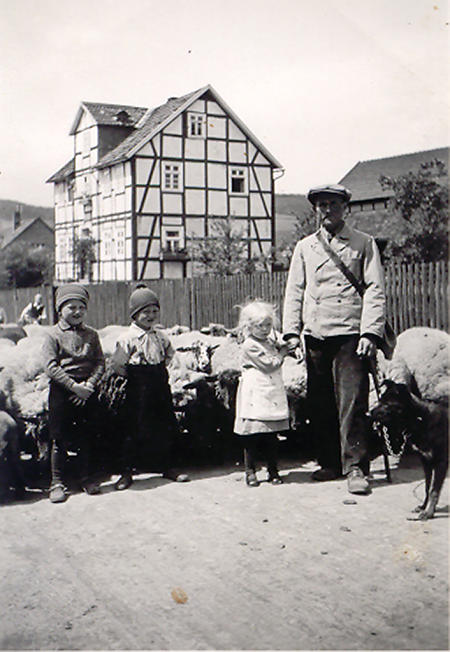 Schäfer mit Herde und Kindern in Altenlotheim, 1937