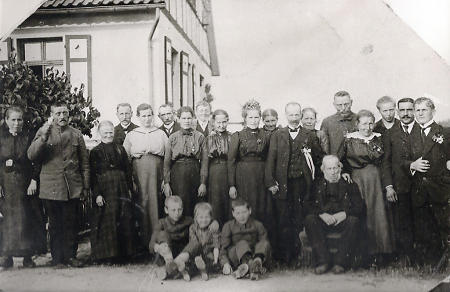Hochzeitsgesellschaft in Asel, um 1900